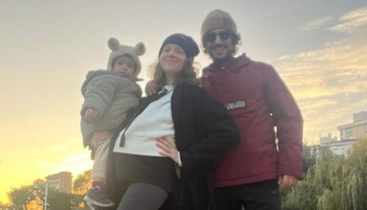 Taner Ölmez’den aile pozu. İkinci çocukları için gün sayıyorlar