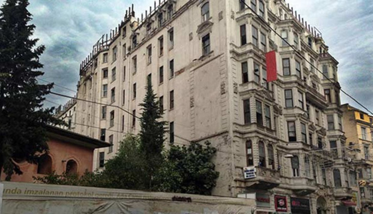 Ünlü paşanın binası icradan satılık. İstiklal Caddesi'nin gözde binası