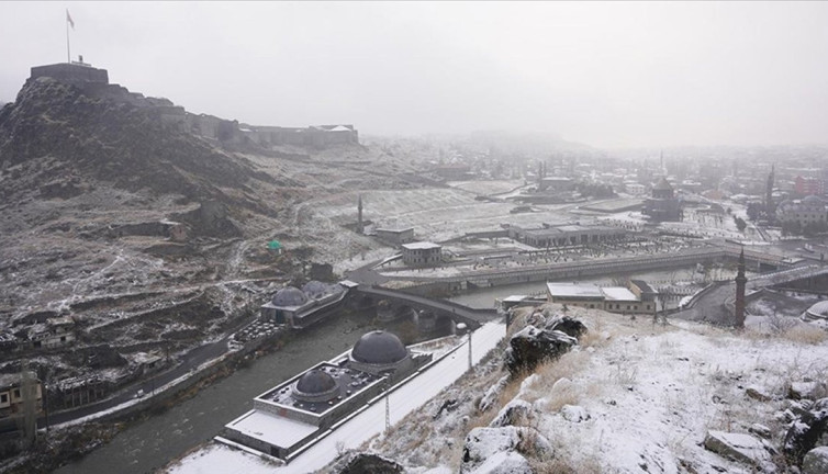 Erzurum, Kars ile Ardahan beyaza büründü. Gece sıcaklık sıfırın altına düştü