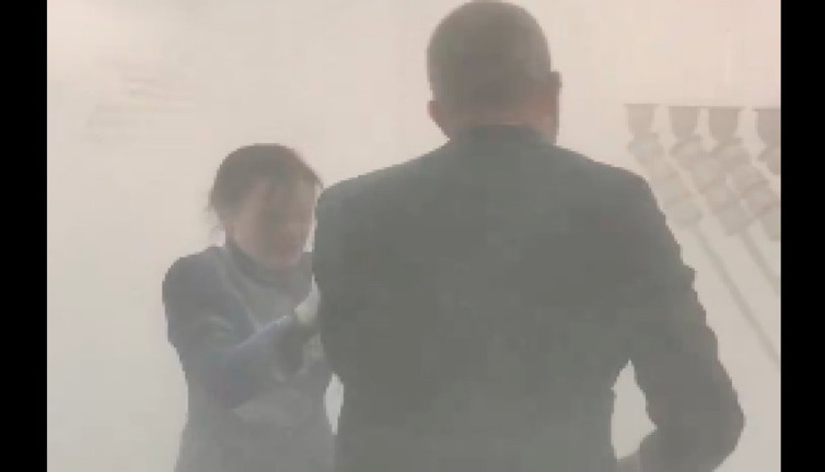 Aşırı Sağcı Milletvekilinden Şok Edici Provokasyon: Yahudi Mumlarını Yangın Tüpüyle Söndürdü!