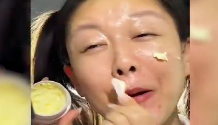 Çinli Yayıncının Şaşırtıcı Değişimi: Makyajla Bambaşka Birine Dönüştü,