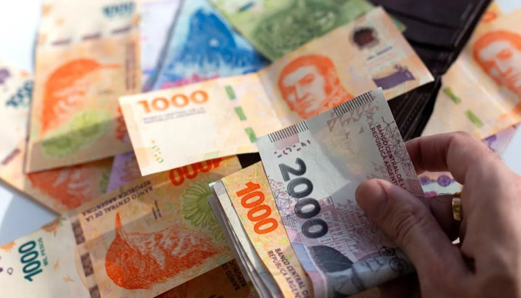 Arjantin pesosu, dolar karşısında yüzde 50'den fazla devalüe edilecek