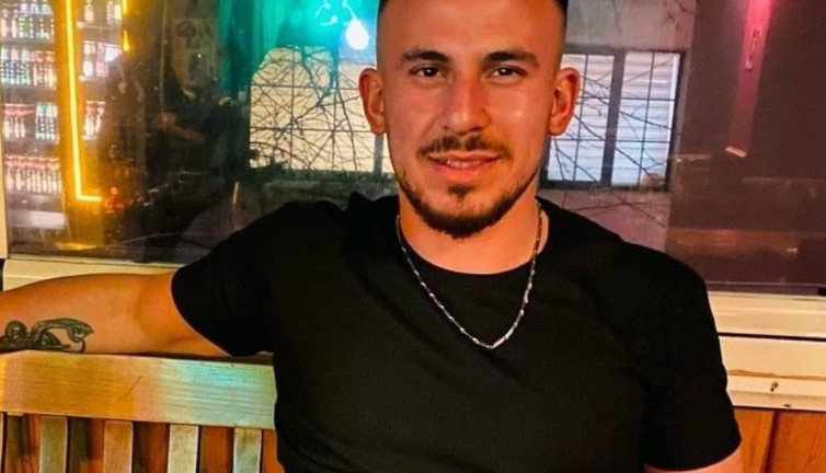 Silahla oynayan genç kendini vurdu