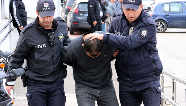 Suç makinesi tutuklandı. Kaçmak için polisin parmağını kırdı