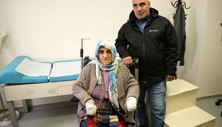 Köpek terörü bitmiyor. Başıboş köpekler yolda yürüyen Medine teyzeye saldırdılar