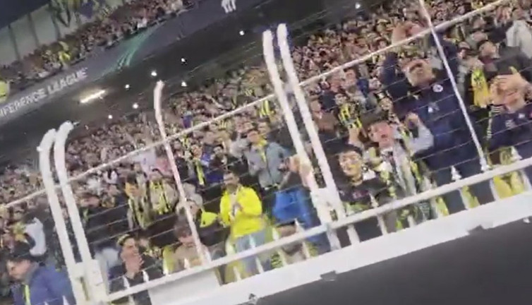 Takac kendi kalesine attı. Taraftarlar gelen gole çılgınlar gibi sevindi