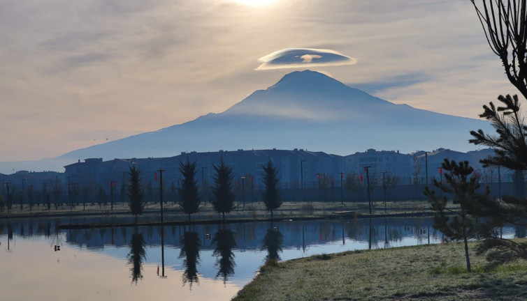 Ağrı Dağı’nın zirvesinde belirdi. Herkes UFO sandı gerçek bambaşka çıktı
