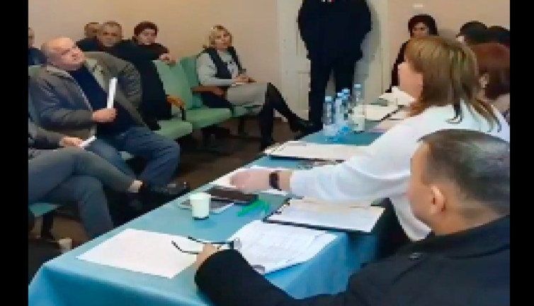 Ukrayna'da bir milletvekili Keretskovsky Köyü meclis binasında üç el bombası patlattı