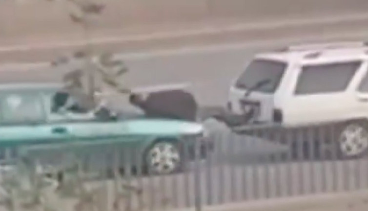 Başka ülkede göremezsiniz! Yolda kalan aracı başka bir aracın kaputuna uzanıp trafikte ayaklarıyla itti