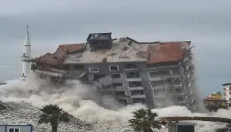 Dinamitle patlatılan bina saniyeler içinde kağıt gibi yerle bir oldu