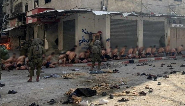 Gazze'de yarı çıplak gözaltına alınan esirlerden biri konuştu. ‘Beni canlı bomba olarak kullanacaklardı’