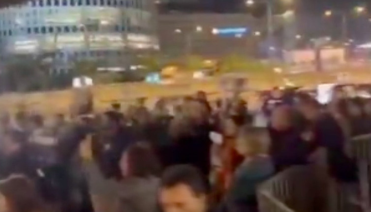 İsrail'de halk, yanlışlık öldürülen rehinelerin için adalet istiyor