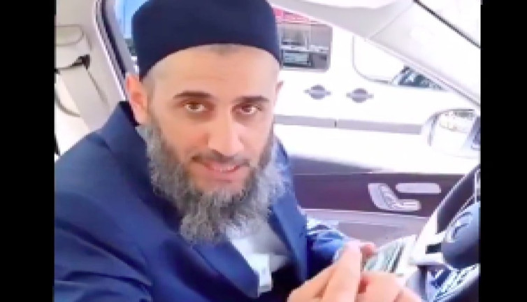 Lüks aracında, elinde bir tomar parayla konuşan hoca zenginliğinin dini açıklamasını yaptı!