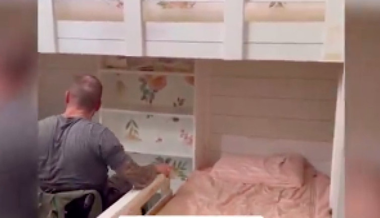Felçli baba, küçük kızları için kendi elleriyle oda inşa etti