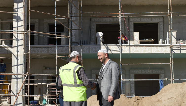 Menzil tarikatının komutanlık ve belediye binası yaptığı ortaya çıktı. Ticaret ağını genişletip adeta holdingleşti