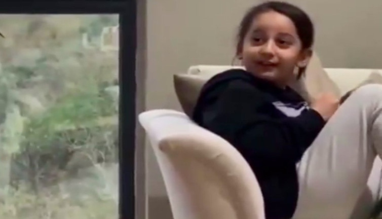 Küçük kızın teyzesi ve anneannesiyle güldüren çam ağacı diyaloğu: "En Müslüman sensin teyze"