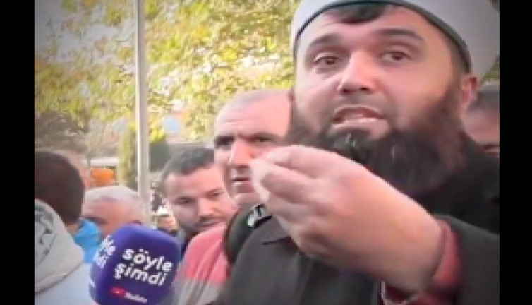 Sokak röportajında sarıklı bir vatandaş: "Bu ülkede gelmiş geçmiş bir zeki insan var; o da Mustafa Kemal Atatürk’tür"