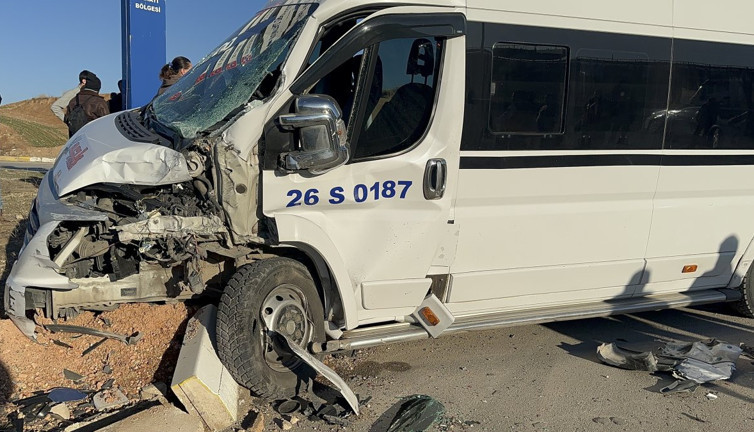 Eskişehir’de iki işçi servisi çarpıştı. Çok sayıda yaralı var