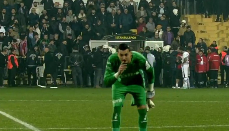 İstanbulspor sahadan çekilirken Uğurcan Çakır Trabzonspor taraftarına üçlü çektirdi