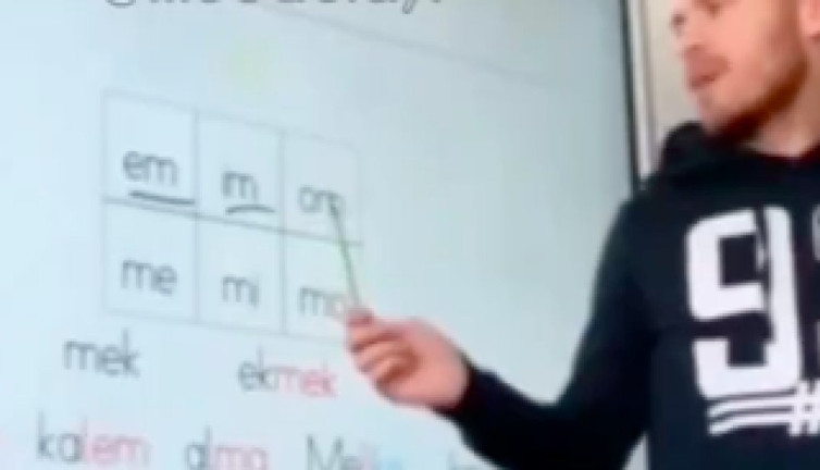 Küçük öğrencileriyle eğlenen öğretmen güldürdü: "meee"