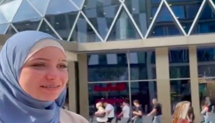 Alman kadın sokak ortasında tesettüre girdi