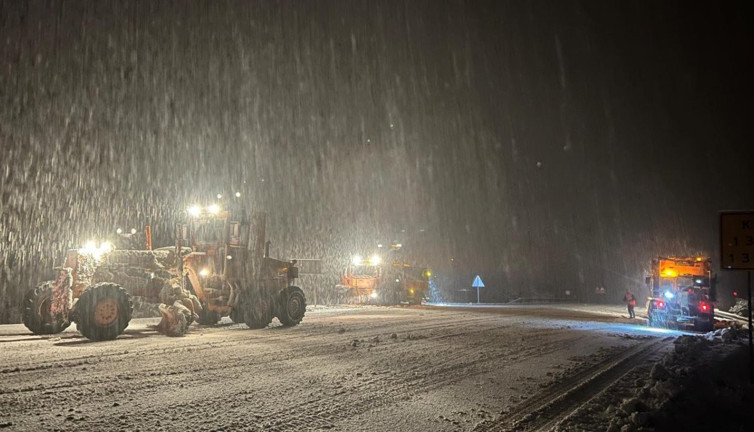 Antalya-Konya yolu kar nedeniyle TIR ve kamyon geçişine kapatıldı