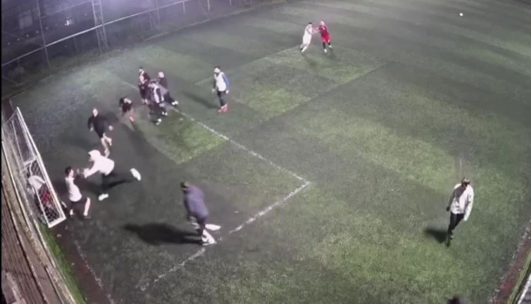 Maçı bırakıp birbirlerine saldırdılar