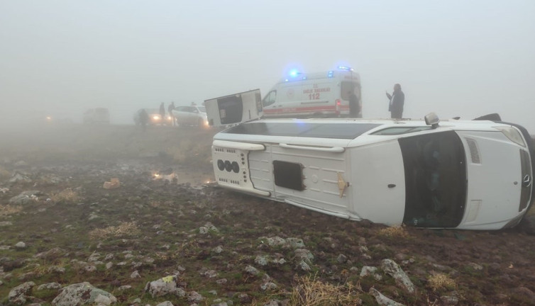 Şanlıurfa’da öğretmenleri taşıyan servis aracı devrildi. Çok sayıda yaralı var