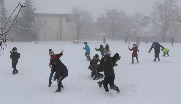 Erzincan'ın bir ilçesinde eğitime kar engeli