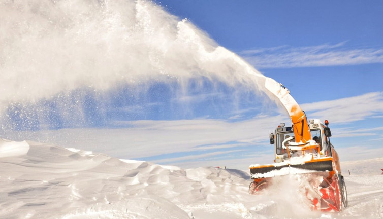 Karda mahsur kalan 18 araç 5 saatlik çalışmanın sonucunda kurtarıldı