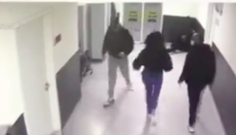 İstanbul'da, hastanın saçına dokunduğu iddiasıyala bir doktora saldırdılar