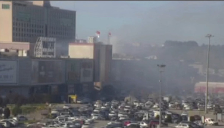 Pendik'te AVM'de yangın