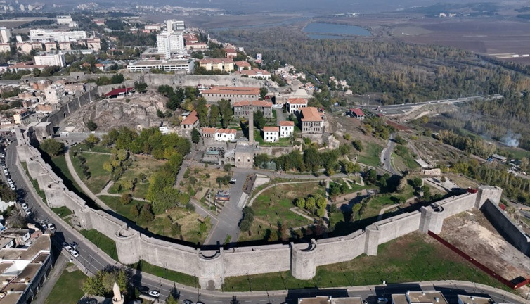 Diyarbakır’ın kalbinde ortaya çıktı. Tarihi saraya açılan dev kapı bulundu