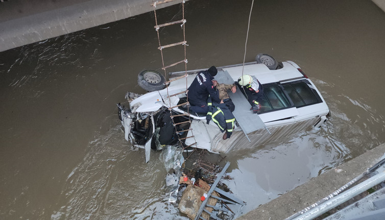 Frenleri tutmayan minibüs köprüden çaya düştü