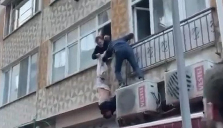 Kelepçeli şüpheliyi polis pantolonundan yakaladı. Pantolon az daha sıyrılıyordu