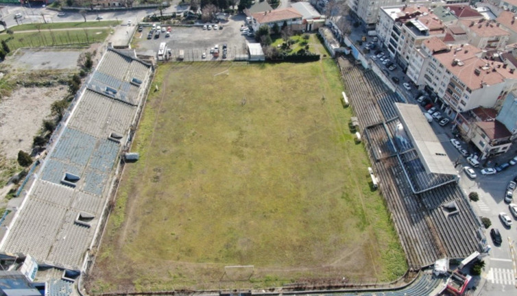 Eski Süper Lig stadının tribünlerinden ağaçlar fışkırdı. Son halini sosyal medya fenomeni görüntüledi