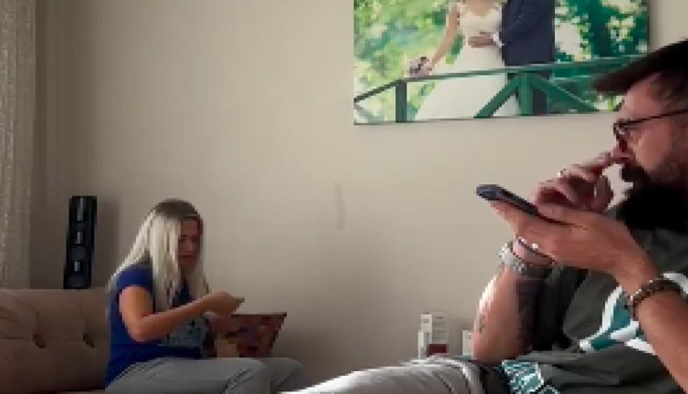 Karısına "10 kadın 2 erkekle tek başıma tatile gideceğim" diye şaka yaptı, bakın neler oldu