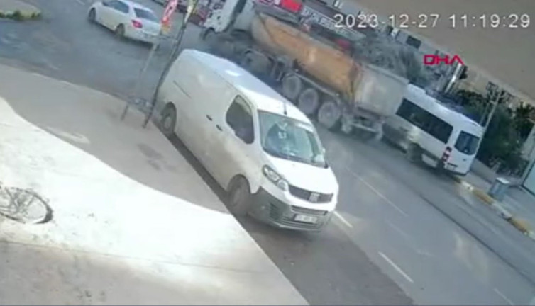 Kamyon araçları betona buladı. O anlar saniye saniye kamareda