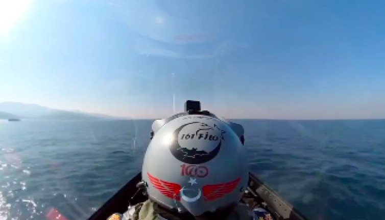 Türk F-16 savaş uçağı pilotu nefes kesti