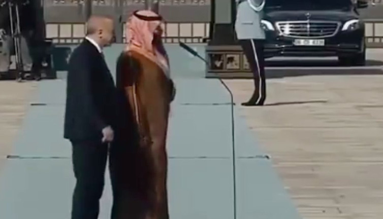 Dünya liderlerinin Türkçe selamına karşılık veren Türk askerinin Arap liderinin Arapça selamına tepkisi yeniden gündem oldu