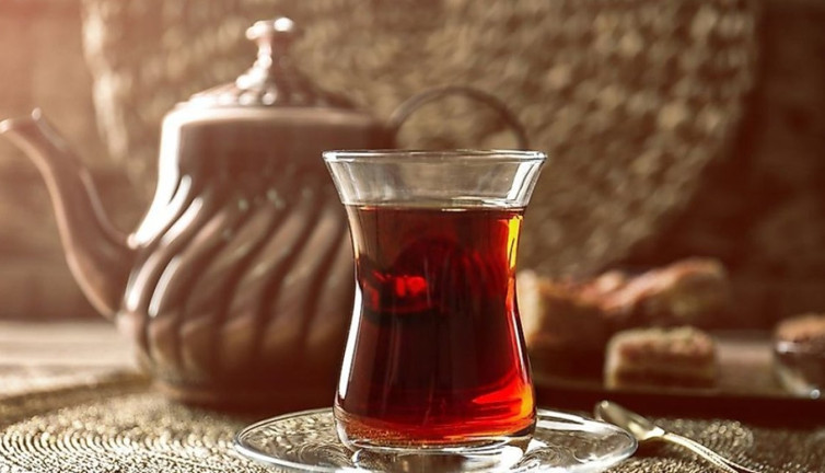 Demlikte kalan çayın mucize faydaları ortaya çıktı. Sakın atmayın