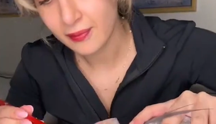 Çiğ balık gözü yedi. İzlenme aşkı sağlık da dinlemiyor