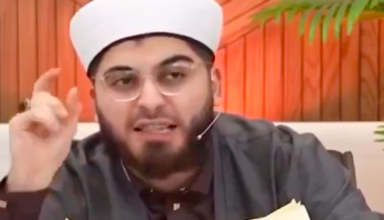 Hoca olduğunu iddia eden bir kişi: "Yılbaşı programları izlemeyin, yılbaşı ürünleri almayın"