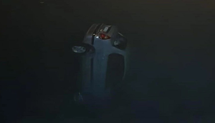 Vitesleri karıştırınca otomobiliyle denize uçtu