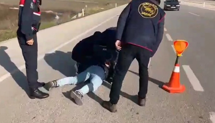 Yaşlı kadını 550 bin lira dolandırdı. Jandarmadan kaçamadı