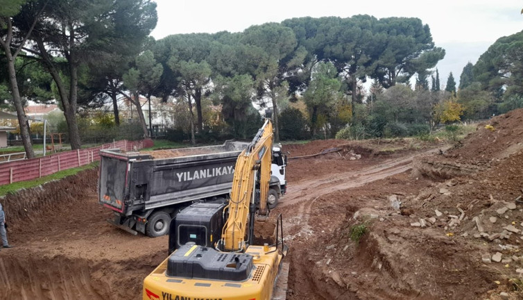 Suriyeliler için el değmemiş koruya kıyılıyor. İzmir'de Suriyeli çocuklara özel anaokulu