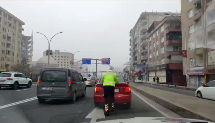 Yakıtı biten aracı polis 2 km itip benzinliğe götürdü