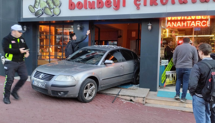 Davetsiz misafir. Freni boşalan otomobil çikolata dükkanına daldı