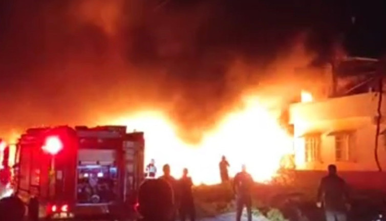 Adana’da hurda deposu alevlere teslim oldu