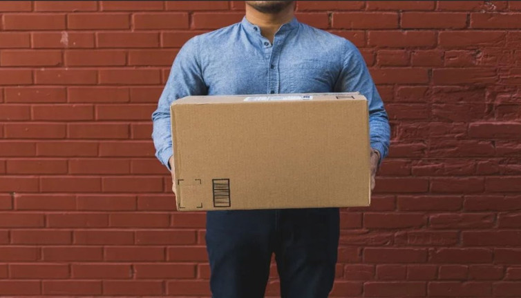 Kurye 'taciz' mesajı attı kargo şirketi cezayı yedi